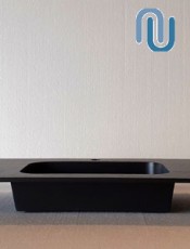 Encimera con lavabo integrado de carga mineral moderna, resistente y fácil de limpiar para baños elegantes y funcionales.